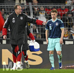27.03.2026, Fussball Freundschafts-Länderspiel, Schweiz - Deutschland, im Stadion St.-Jakob-Park in Basel (Schweiz).  Joshua Kimmich (Deutschland) ist  angeschlagen DR Jochen Hahne (Deutschland) kümmert sich