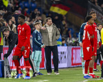 27.03.2026, Fussball Freundschafts-Länderspiel, Schweiz - Deutschland, im Stadion St.-Jakob-Park in Basel (Schweiz). Lennart Karl (li, Deutschland) wird eingewechselt von Trainer Julian Nagelsmann (Deutschland) 