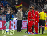 27.03.2026, Fussball Freundschafts-Länderspiel, Schweiz - Deutschland, im Stadion St.-Jakob-Park in Basel (Schweiz). Lennart Karl (li, Deutschland) wird eingewechselt von Trainer Julian Nagelsmann (Deutschland) 