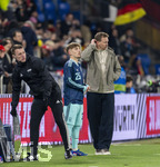 27.03.2026, Fussball Freundschafts-Länderspiel, Schweiz - Deutschland, im Stadion St.-Jakob-Park in Basel (Schweiz). Lennart Karl (li, Deutschland) wird eingewechselt von Trainer Julian Nagelsmann (Deutschland) 