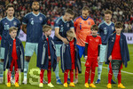 27.03.2026, Fussball Freundschafts-Länderspiel, Schweiz - Deutschland, im Stadion St.-Jakob-Park in Basel (Schweiz). Die Kinder der Einlaufeskorte bekommen wegen der Kälte die Aufwärmjacken der Deutschen Spieler, v.li: Angelo Stiller (Deutschland), Jonathan Tah (Deutschland), Nico Schlotterbeck (Deutschland), Torwart Oliver Baumann (Deutschland), Joshua Kimmich (Deutschland) 