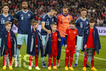 27.03.2026, Fussball Freundschafts-Länderspiel, Schweiz - Deutschland, im Stadion St.-Jakob-Park in Basel (Schweiz). Die Kinder der Einlaufeskorte haben wegen der Kälte die Aufwärmjacken der Deutschen Spieler bekommen, v.li: Angelo Stiller (Deutschland), Jonathan Tah (Deutschland), Nico Schlotterbeck (Deutschland), Torwart Oliver Baumann (Deutschland), Joshua Kimmich (Deutschland) 