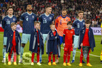 27.03.2026, Fussball Freundschafts-Länderspiel, Schweiz - Deutschland, im Stadion St.-Jakob-Park in Basel (Schweiz). Die Kinder der Einlaufeskorte haben wegen der Kälte die Aufwärmjacken der Deutschen Spieler bekommen, v.li: Angelo Stiller (Deutschland), Jonathan Tah (Deutschland), Nico Schlotterbeck (Deutschland), Torwart Oliver Baumann (Deutschland), Joshua Kimmich (Deutschland) 