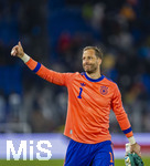 27.03.2026, Fussball Freundschafts-Länderspiel, Schweiz - Deutschland, im Stadion St.-Jakob-Park in Basel (Schweiz). Torwart Oliver Baumann (Deutschland) winkt 