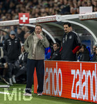27.03.2026, Fussball Freundschafts-Länderspiel, Schweiz - Deutschland, im Stadion St.-Jakob-Park in Basel (Schweiz). Trainer Julian Nagelsmann (Deutschland) nachdenklich am Spielfeldrand mit Co-Trainer Benjamin Hübner (re, Deutschland).