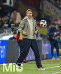 27.03.2026, Fussball Freundschafts-Länderspiel, Schweiz - Deutschland, im Stadion St.-Jakob-Park in Basel (Schweiz). Trainer Julian Nagelsmann (Deutschland) fixiert den Ball.