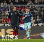 27.03.2026, Fussball Freundschafts-Länderspiel, Schweiz - Deutschland, im Stadion St.-Jakob-Park in Basel (Schweiz). Joshua Kimmich (Deutschland) mit verletzter Oberlippe, Mannschaftsarzt Dr. Jochen Hahne kümmert sich um ihn.