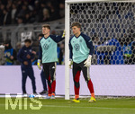 27.03.2026, Fussball Freundschafts-Länderspiel, Schweiz - Deutschland, im Stadion St.-Jakob-Park in Basel (Schweiz). Beim Aufwärmen, li: Torwart Alexander Nübel (Deutschland), re: Torwart Finn Dahmen (Deutschland) 