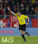27.03.2026, Fussball Freundschafts-Länderspiel, Schweiz - Deutschland, im Stadion St.-Jakob-Park in Basel (Schweiz). Schiedsrichter Chris Kavanagh (England) 