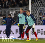 27.03.2026, Fussball Freundschafts-Länderspiel, Schweiz - Deutschland, im Stadion St.-Jakob-Park in Basel (Schweiz). Beim Aufwärmen, li: Torwart Alexander Nübel (Deutschland), re: Torwart Finn Dahmen (Deutschland) 