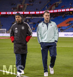27.03.2026, Fussball Freundschafts-Länderspiel, Schweiz - Deutschland, im Stadion St.-Jakob-Park in Basel (Schweiz). v.li: Serge Gnabry (Deutschland), David Raum (Deutschland) vor dem Spiel.