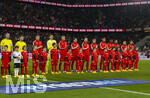 27.03.2026, Fussball Freundschafts-Länderspiel, Schweiz - Deutschland, im Stadion St.-Jakob-Park in Basel (Schweiz). Die Spieler der Schweiz bei der Nationalhymne, mit der Hand auf der Brust. Schiedsrichter Chris Kavanagh (England), Torwart Gregor Kobel (Schweiz), Silvan Widmer (Schweiz), Nico Elvedi (Schweiz), Manuel Akanji (Schweiz), Breel Embolo (Schweiz), Remo Freuler (Schweiz), Granit Xhaka (Schweiz), Dan Ndoye (Schweiz), Ricardo Rodriguez (Schweiz), Ruben Vargas (Schweiz), Fabian Rieder (Schweiz), 
