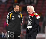 30.03.2026, Fussball Freundschafts-Länderspiele 2.Spieltag, Deutschland - Ghana, in der MHP-Arena Stuttgart (Deutschland). Winfried Schäfer (re, Deutschland) im Gespräch mit Athletiktrainer Nicklas Dietrich (Deutschland).  
