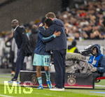 30.03.2026, Fussball Freundschafts-Länderspiele 2.Spieltag, Deutschland - Ghana, in der MHP-Arena Stuttgart (Deutschland).  Nathaniel Brown (Deutschland) wird bei seiner Auswechslung von Trainer Julian Nagelsmann (Deutschland) umarmt 