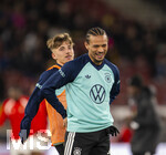 30.03.2026, Fussball Freundschafts-Länderspiele 2.Spieltag, Deutschland - Ghana, in der MHP-Arena Stuttgart (Deutschland). Leroy Sane (re, Deutschland) lachend beim Aufwärmen. hi: Lennart Karl (Deutschland) 