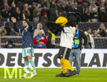30.03.2026, Fussball Freundschafts-Länderspiele 2.Spieltag, Deutschland - Ghana, in der MHP-Arena Stuttgart (Deutschland). Schlussjubel, Deniz Undav (Deutschland) und das DFB-Maskottchen der Adler bei den Fans 
