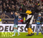 30.03.2026, Fussball Freundschafts-Länderspiele 2.Spieltag, Deutschland - Ghana, in der MHP-Arena Stuttgart (Deutschland). Schlussjubel, Deniz Undav (Deutschland) und das DFB-Maskottchen der Adler bei den Fans 