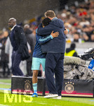30.03.2026, Fussball Freundschafts-Länderspiele 2.Spieltag, Deutschland - Ghana, in der MHP-Arena Stuttgart (Deutschland). Nathaniel Brown (Deutschland) wird von Trainer Julian Nagelsmann (Deutschland) ausgewechselt und dann umarmt 