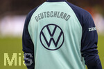 30.03.2026, Fussball Freundschafts-Länderspiele 2.Spieltag, Deutschland - Ghana, in der MHP-Arena Stuttgart (Deutschland). VW-Emblem auf dem Aufwärmshirt eines Spielers.