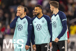 30.03.2026, Fussball Freundschafts-Länderspiele 2.Spieltag, Deutschland - Ghana, in der MHP-Arena Stuttgart (Deutschland). li: Antonio Rüdiger (Deutschland) lachend beim Aufwärmen. mitte: Josha Vagnoman (Deutschland) 