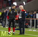 30.03.2026, Fussball Freundschafts-Länderspiele 2.Spieltag, Deutschland - Ghana, in der MHP-Arena Stuttgart (Deutschland). Winfried Schäfer (re, GER, Technischer Direktor und Berater für den ghanaischen Fußballverband (GFA)) mit Betreuern des DFB auf dem Platz.  Nicklas Dietrich (li, Athletiktrainer DFB), 