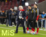 30.03.2026, Fussball Freundschafts-Länderspiele 2.Spieltag, Deutschland - Ghana, in der MHP-Arena Stuttgart (Deutschland). Winfried Schäfer (li, GER, Technischer Direktor und Berater für den ghanaischen Fußballverband (GFA)) mit Betreuern des DFB auf dem Platz.  Nicklas Dietrich (Athletiktrainer DFB), re: Bram Geers (Athletiktrainer DFB).