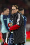 30.03.2026, Fussball Freundschafts-Länderspiele 2.Spieltag, Deutschland - Ghana, in der MHP-Arena Stuttgart (Deutschland). Dr. Silja Friedsam (Teamärztin DFB) bringt Getränke auf den Platz.