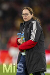30.03.2026, Fussball Freundschafts-Länderspiele 2.Spieltag, Deutschland - Ghana, in der MHP-Arena Stuttgart (Deutschland). Dr. Silja Friedsam (Teamärztin DFB) bringt Getränke auf den Platz.