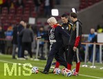 30.03.2026, Fussball Freundschafts-Länderspiele 2.Spieltag, Deutschland - Ghana, in der MHP-Arena Stuttgart (Deutschland). Winfried Schäfer (li, GER, Technischer Direktor und Berater für den ghanaischen Fußballverband (GFA)) mit Betreuern des DFB auf dem Platz.  Nicklas Dietrich (mitte, Athletiktrainer DFB), re: Bram Geers (Athletiktrainer DFB).