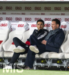 30.03.2026, Fussball Freundschafts-Länderspiele 2.Spieltag, Deutschland - Ghana, in der MHP-Arena Stuttgart (Deutschland).  Vor dem Spiel, re: Trainer Julian Nagelsmann (Deutschland) mit li: Co-Trainer Benjamin Glück (Deutschland) nachdenklich auf der Bank.