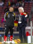 30.03.2026, Fussball Freundschafts-Länderspiele 2.Spieltag, Deutschland - Ghana, in der MHP-Arena Stuttgart (Deutschland). Winfried Schäfer (li, GER, Technischer Direktor und Berater für den ghanaischen Fußballverband (GFA)) mit Betreuern des DFB auf dem Platz.