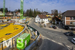 21.03.2026, Bad Wörishofen (Unterallgäu), Baustelle Löwenbräu-Arkaden Bad Wörishofen, das alte Restaurant und ehemalige Brauerei wurde 2022 abgerissen um eine neue Wohnanlage zu errichten. Der Neubau der Firma Glass kommt zügig voran, das Untergeschoss ist schon gut zu erkennen mit dem Rundbau. Neben Wohnungen und Gastronomie und Tiefgaragen entsteht ein Ort der Begegnung im Herzen von Bad Wörishofen. Hier die Alfred-Baumgarten-Strasse richtung Mindelheim.
