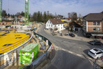 21.03.2026, Bad Wörishofen (Unterallgäu), Baustelle Löwenbräu-Arkaden Bad Wörishofen, das alte Restaurant und ehemalige Brauerei wurde 2022 abgerissen um eine neue Wohnanlage zu errichten. Der Neubau der Firma Glass kommt zügig voran, das Untergeschoss ist schon gut zu erkennen mit dem Rundbau. Neben Wohnungen und Gastronomie und Tiefgaragen entsteht ein Ort der Begegnung im Herzen von Bad Wörishofen. Hier die Alfred-Baumgarten-Strasse richtung Mindelheim.
