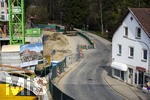 21.03.2026, Bad Wörishofen (Unterallgäu), Baustelle Löwenbräu-Arkaden Bad Wörishofen, das alte Restaurant und ehemalige Brauerei wurde 2022 abgerissen um eine neue Wohnanlage zu errichten. Der Neubau der Firma Glass kommt zügig voran, das Untergeschoss ist schon gut zu erkennen mit dem Rundbau. Neben Wohnungen und Gastronomie und Tiefgaragen entsteht ein Ort der Begegnung im Herzen von Bad Wörishofen. Hier die Alfred-Baumgarten-Strasse richtung Mindelheim.
