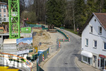 21.03.2026, Bad Wörishofen (Unterallgäu), Baustelle Löwenbräu-Arkaden Bad Wörishofen, das alte Restaurant und ehemalige Brauerei wurde 2022 abgerissen um eine neue Wohnanlage zu errichten. Der Neubau der Firma Glass kommt zügig voran, das Untergeschoss ist schon gut zu erkennen mit dem Rundbau. Neben Wohnungen und Gastronomie und Tiefgaragen entsteht ein Ort der Begegnung im Herzen von Bad Wörishofen. Hier die Alfred-Baumgarten-Strasse richtung Mindelheim.
