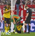 04.04.2026, Fussball 1. Bundesliga 2025/2026, 28.Spieltag, VfB Stuttgart - Borussia Dortmund, in der MHP-Arena Stuttgart, v.l. Nico Schlotterbeck (Borussia Dortmund), Torwart Gregor Kobel (Borussia Dortmund), Serhou Yadaly Guirassy (Borussia Dortmund) und Schiedsrichter Rober Schröder (Deutschland).
 

