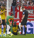 04.04.2026, Fussball 1. Bundesliga 2025/2026, 28.Spieltag, VfB Stuttgart - Borussia Dortmund, in der MHP-Arena Stuttgart, v.l. Nico Schlotterbeck (Borussia Dortmund), Torwart Gregor Kobel (Borussia Dortmund), Serhou Yadaly Guirassy (Borussia Dortmund) und Schiedsrichter Rober Schröder (Deutschland).
 

