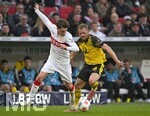04.04.2026, Fussball 1. Bundesliga 2025/2026, 28.Spieltag, VfB Stuttgart - Borussia Dortmund, in der MHP-Arena Stuttgart, v.l. Angelo Stiller (Stuttgart) gegen Julian Ryerson (Borussia Dortmund) 
 

