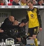 04.04.2026, Fussball 1. Bundesliga 2025/2026, 28.Spieltag, VfB Stuttgart - Borussia Dortmund, in der MHP-Arena Stuttgart, v.l. Sportdirektor Ole Book (Borussia Dortmund) klatscht mit Maximilian Beier (Borussia Dortmund) ab.
 


