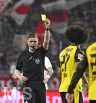 04.04.2026, Fussball 1. Bundesliga 2025/2026, 28.Spieltag, VfB Stuttgart - Borussia Dortmund, in der MHP-Arena Stuttgart, Schiedsrichter Robert Schröder (Deutschland) zeigt  Karim Adeyemi (Borussia Dortmund) die gelbe Karte,
 


