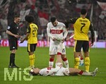 04.04.2026, Fussball 1. Bundesliga 2025/2026, 28.Spieltag, VfB Stuttgart - Borussia Dortmund, in der MHP-Arena Stuttgart, Angelo Stiller (Stuttgart) verletzt am Boden, Deniz Undav (Stuttgart) kümmert sich um ihn. links Schiedsrichter Robert Schröder (Deutschland) und Karim Adeyemi (Borussia Dortmund) 
 


