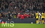 04.04.2026, Fussball 1. Bundesliga 2025/2026, 28.Spieltag, VfB Stuttgart - Borussia Dortmund, in der MHP-Arena Stuttgart, Die Stuttgarter Fans regen sich auf und haben gestürmt
 

