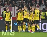 04.04.2026, Fussball 1. Bundesliga 2025/2026, 28.Spieltag, VfB Stuttgart - Borussia Dortmund, in der MHP-Arena Stuttgart, Die Drtmunder Jubeln. v.l. Daniel Svensson (Borussia Dortmund), Karim Adeyemi (Borussia Dortmund), Nico Schlotterbeck (Borussia Dortmund), Waldemar Anton (Borussia Dortmund) 
 

