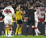 04.04.2026, Fussball 1. Bundesliga 2025/2026, 28.Spieltag, VfB Stuttgart - Borussia Dortmund, in der MHP-Arena Stuttgart, Ermedin Demirovic (Stuttgart) und Karim Adeyemi (Borussia Dortmund) streiten.
 

