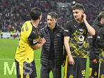 04.04.2026, Fussball 1. Bundesliga 2025/2026, 28.Spieltag, VfB Stuttgart - Borussia Dortmund, in der MHP-Arena Stuttgart, v.l. Ramy Bensebaini (Borussia Dortmund) und Trainer Niko Kovac (Borussia Dortmund) shakehands
 

