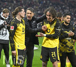 04.04.2026, Fussball 1. Bundesliga 2025/2026, 28.Spieltag, VfB Stuttgart - Borussia Dortmund, in der MHP-Arena Stuttgart, v.l. Marcel Sabitzer (Borussia Dortmund), Trainer Niko Kovac (Borussia Dortmund) und Fabio Silva (Borussia Dortmund) shakehands
 

