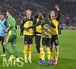 04.04.2026, Fussball 1. Bundesliga 2025/2026, 28.Spieltag, VfB Stuttgart - Borussia Dortmund, in der MHP-Arena Stuttgart, 
 Die Dortmunder feiern v.l. Torwart Gregor Kobel (Borussia Dortmund)  Julian Brandt (Borussia Dortmund) usw, Fabio Silva (Borussia Dortmund)  

