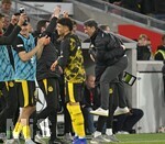 04.04.2026, Fussball 1. Bundesliga 2025/2026, 28.Spieltag, VfB Stuttgart - Borussia Dortmund, in der MHP-Arena Stuttgart, 
 v.l. Robert Kovac (Borussia Dortmund) und Trainer Niko Kovac (Borussia Dortmund)  jubeln

