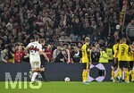 04.04.2026, Fussball 1. Bundesliga 2025/2026, 28.Spieltag, VfB Stuttgart - Borussia Dortmund, in der MHP-Arena Stuttgart, Die Stuttgarter Fans sind wütend und sind über die Brüstung geklettert
 


