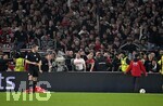04.04.2026, Fussball 1. Bundesliga 2025/2026, 28.Spieltag, VfB Stuttgart - Borussia Dortmund, in der MHP-Arena Stuttgart, Die Stuttgarter Fans sind wütend und sind über die Brüstung geklettert
 

